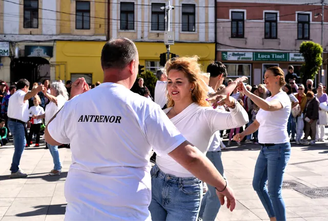 Antrenor și parteneră dansând în pereche pe platoul Cinematografului „Mara” din Sighetu Marmației, într-o zi însorită
